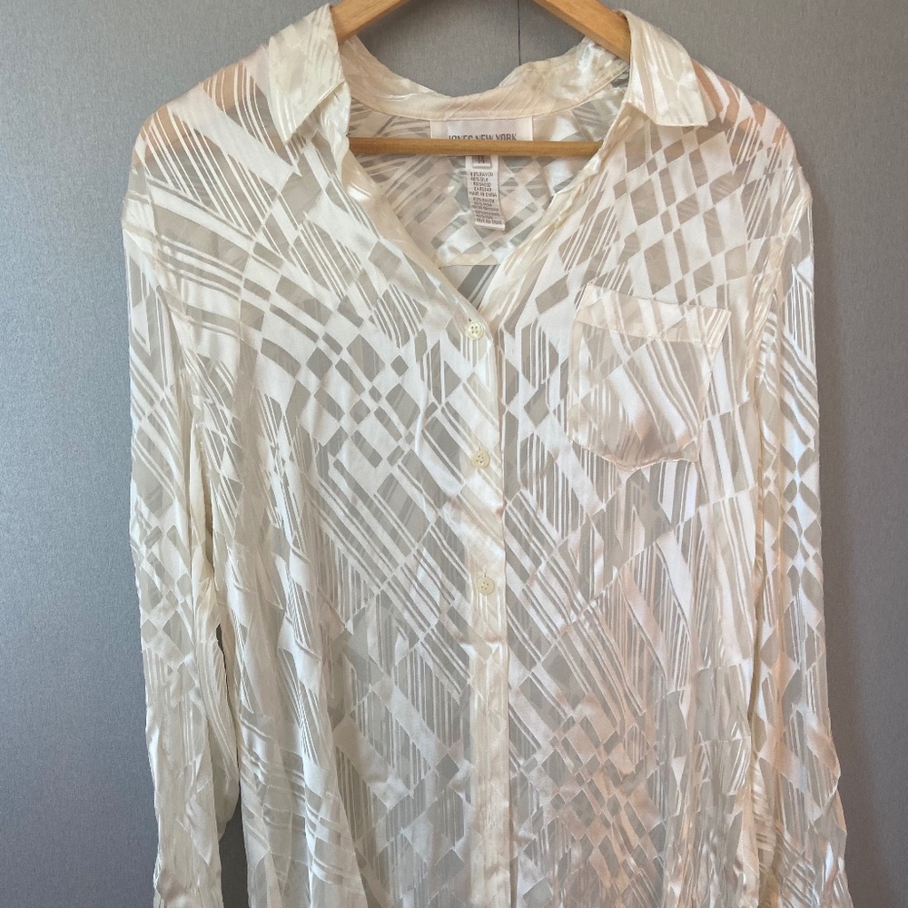 Stunning Sheer Cream Jones New York blouse
